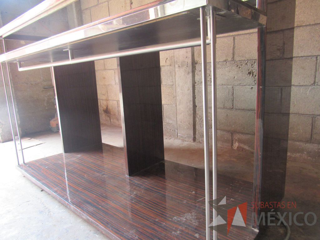 Lote 015 - Exhibidor con tubería metálica, base y cubierta de madera color café - Imagen 8