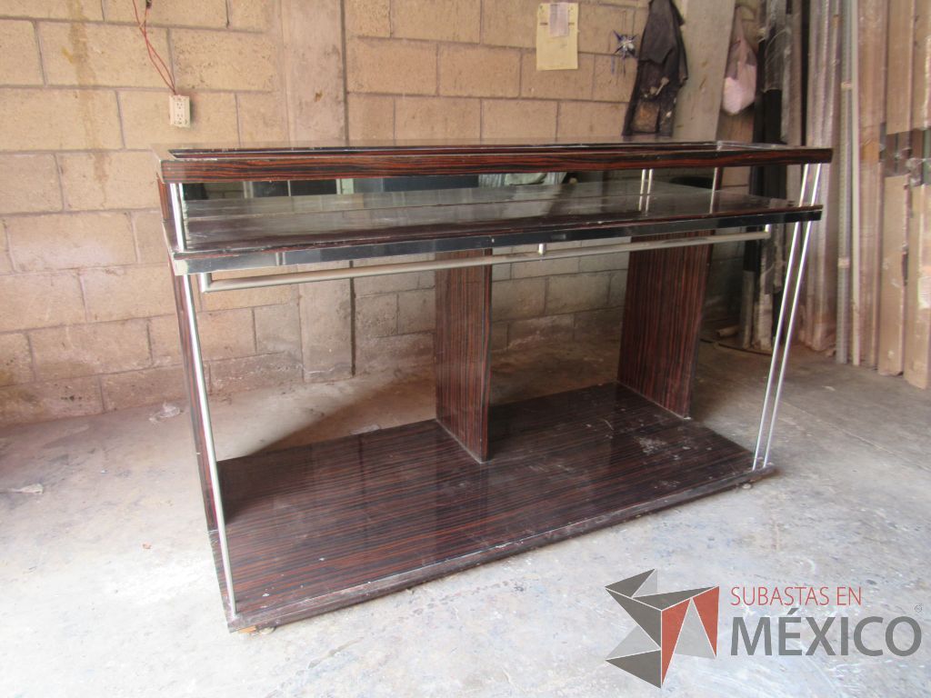 Lote 015 - Exhibidor con tubería metálica, base y cubierta de madera color café - Imagen 10
