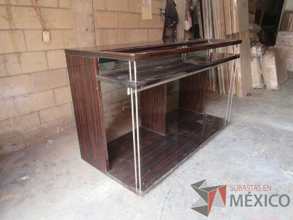 Lote 015 - Exhibidor con tubería metálica, base y cubierta de madera color café - Imagen 11