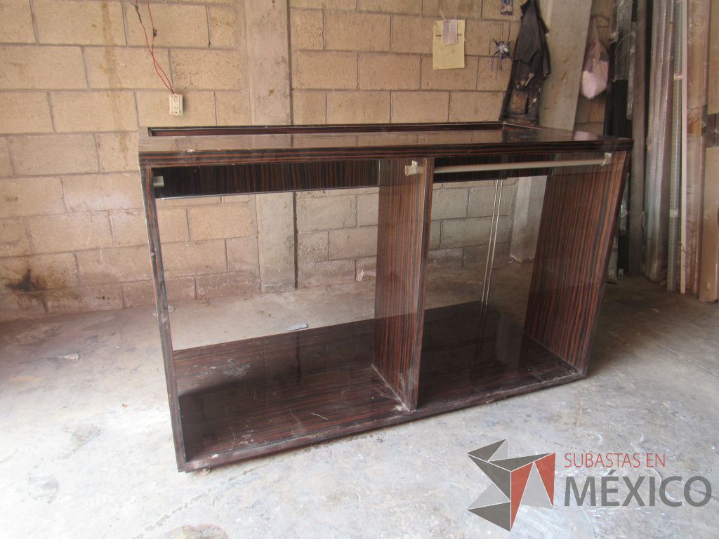 Lote 015 - Exhibidor con tubería metálica, base y cubierta de madera color café - Imagen 12