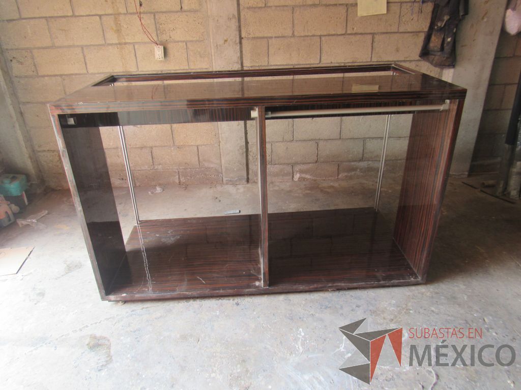 Lote 015 - Exhibidor con tubería metálica, base y cubierta de madera color café - Imagen 14