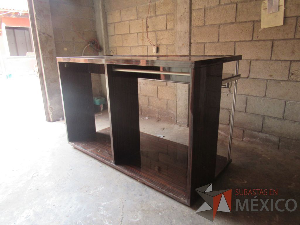 Lote 015 - Exhibidor con tubería metálica, base y cubierta de madera color café - Imagen 15