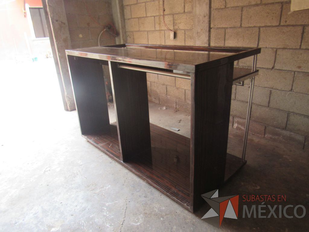 Lote 015 - Exhibidor con tubería metálica, base y cubierta de madera color café - Imagen 16