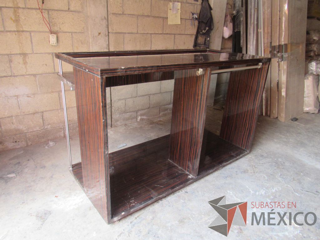 Lote 015 - Exhibidor con tubería metálica, base y cubierta de madera color café - Imagen 17
