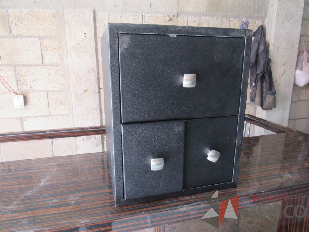 Lote 022 - Gabinete de 3 cajones tipo piel color negro