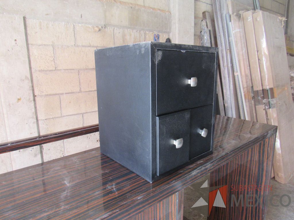 Lote 022 - Gabinete de 3 cajones tipo piel color negro - Imagen 2