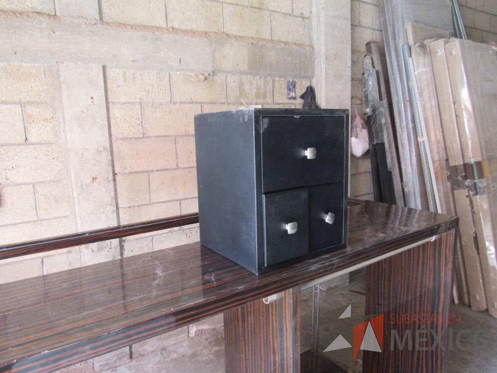 Lote 022 - Gabinete de 3 cajones tipo piel color negro - Imagen 3