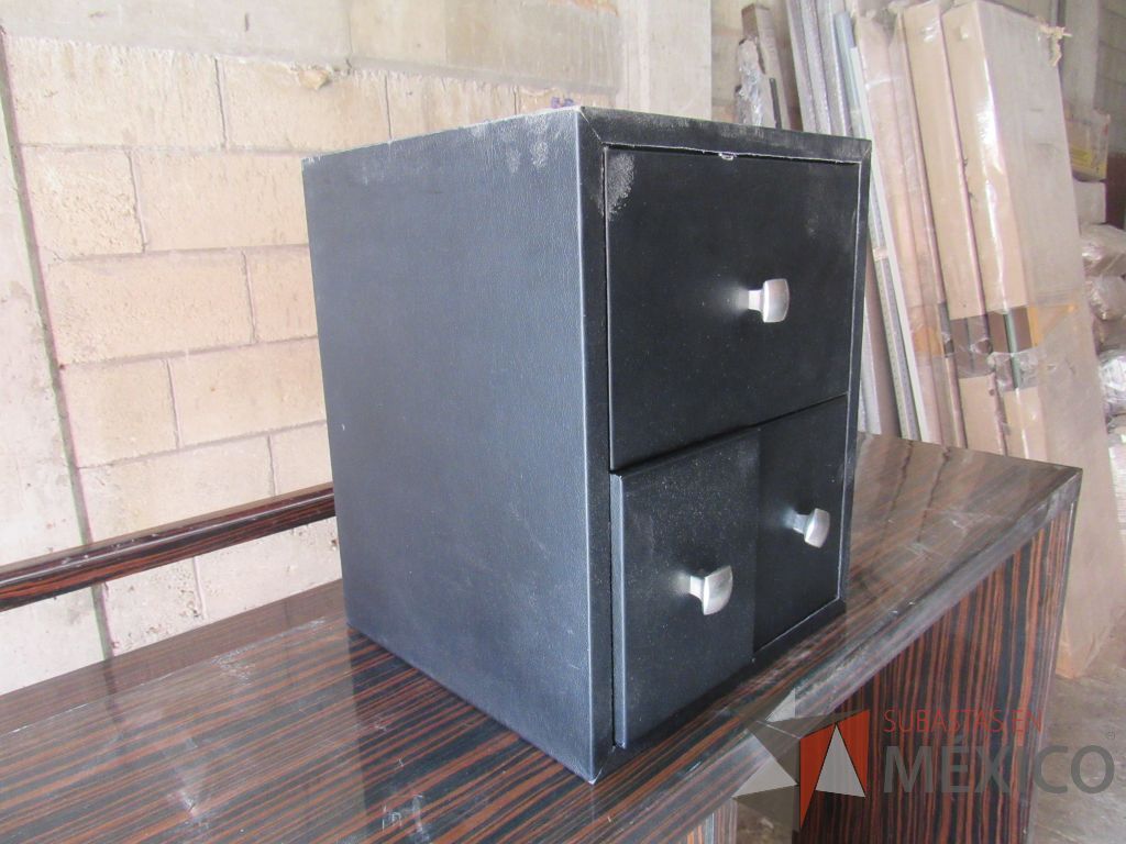 Lote 022 - Gabinete de 3 cajones tipo piel color negro - Imagen 4