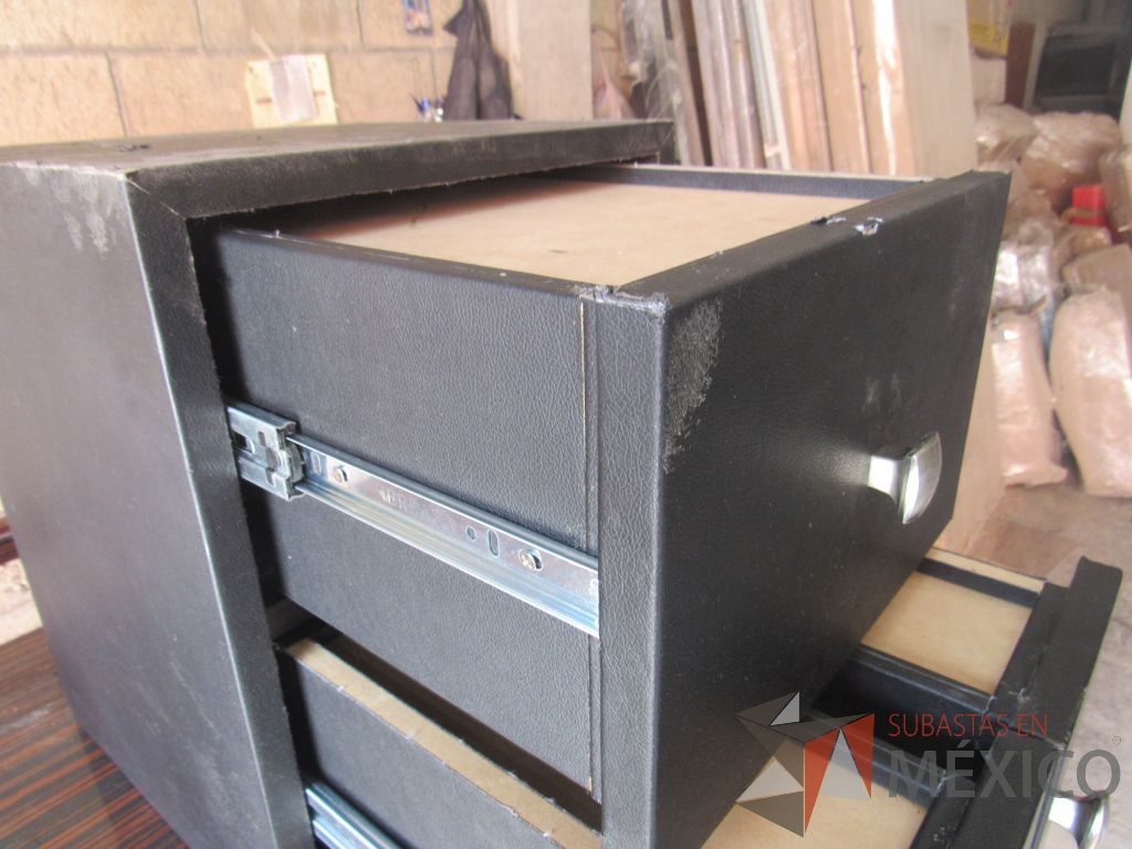 Lote 022 - Gabinete de 3 cajones tipo piel color negro - Imagen 6