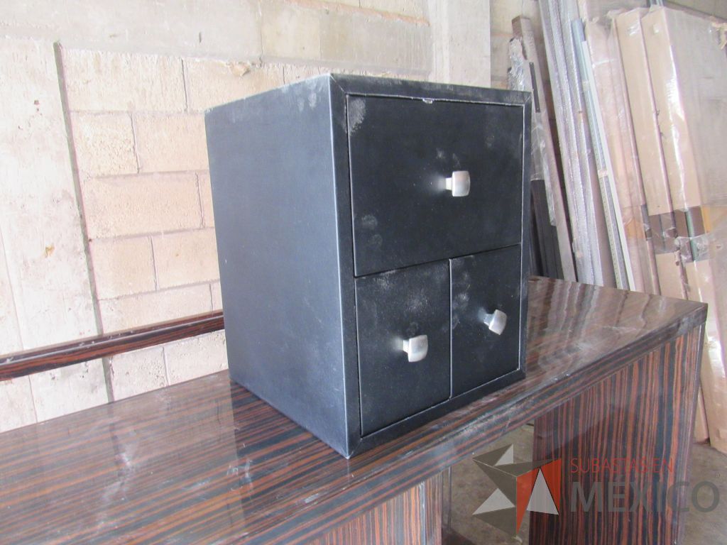 Lote 022 - Gabinete de 3 cajones tipo piel color negro - Imagen 7