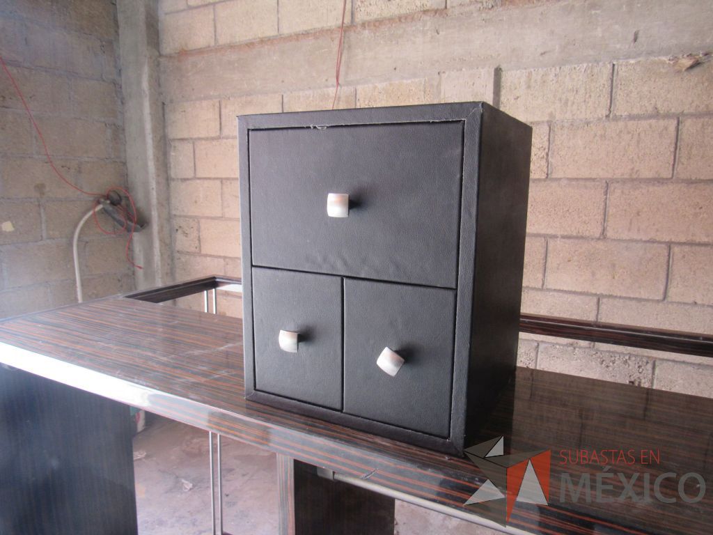Lote 022 - Gabinete de 3 cajones tipo piel color negro - Imagen 9