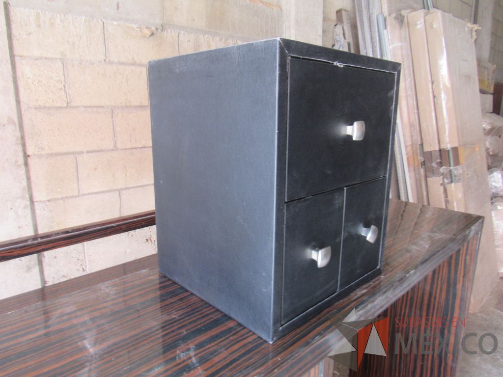 Lote 022 - Gabinete de 3 cajones tipo piel color negro - Imagen 10