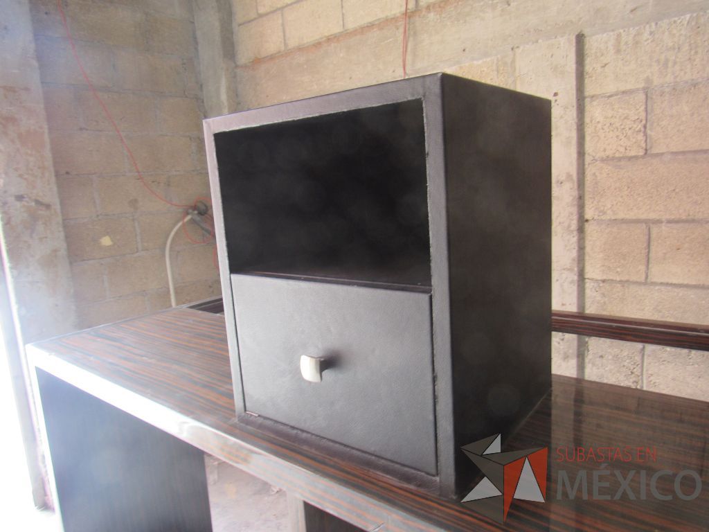Lote 023 - Gabinete de 1 cajón tipo piel color negro - Imagen 2