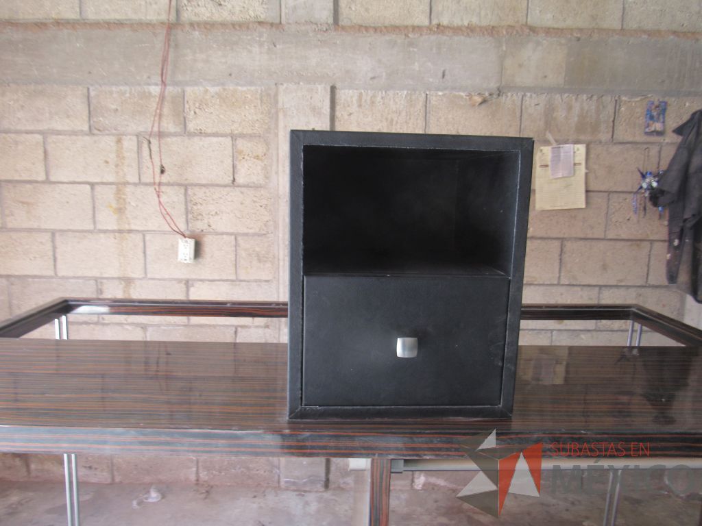 Lote 023 - Gabinete de 1 cajón tipo piel color negro - Imagen 3