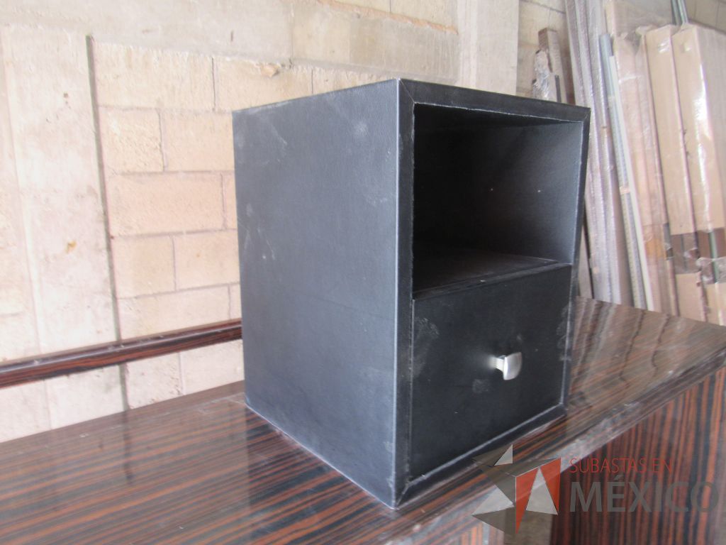 Lote 023 - Gabinete de 1 cajón tipo piel color negro - Imagen 4