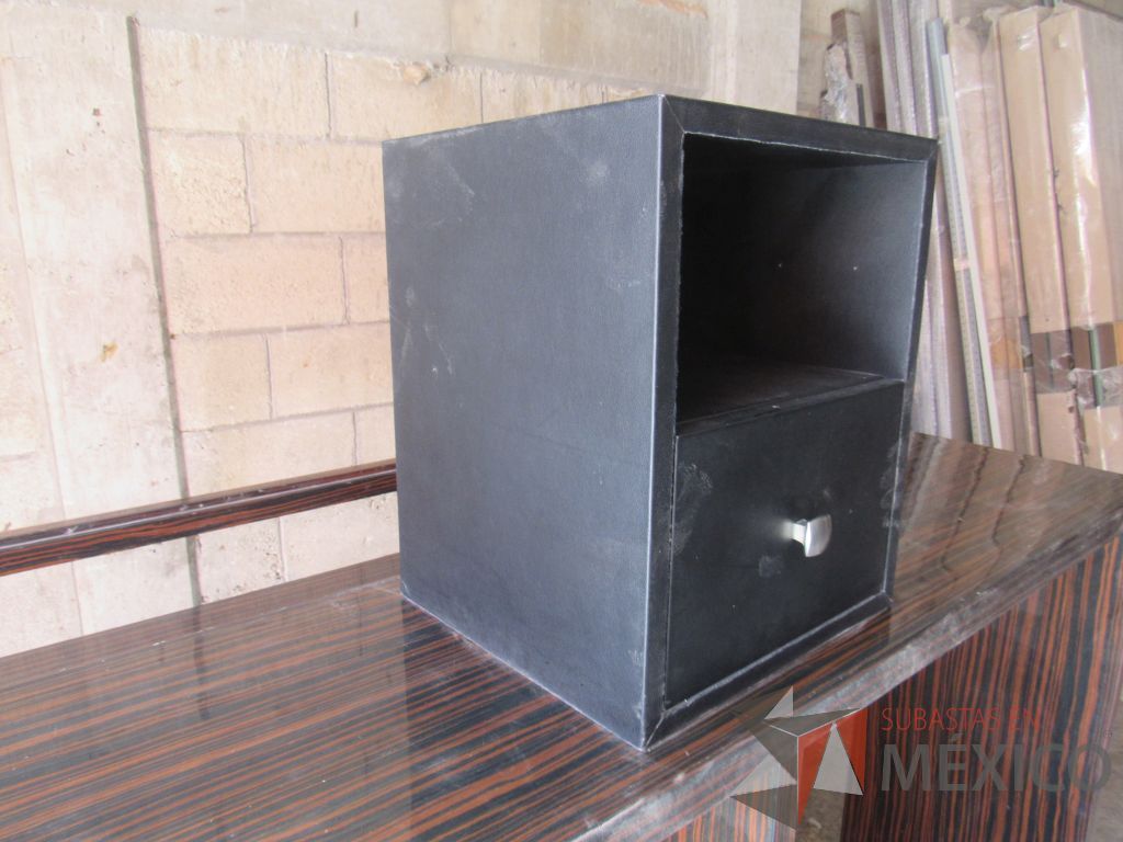 Lote 023 - Gabinete de 1 cajón tipo piel color negro - Imagen 5