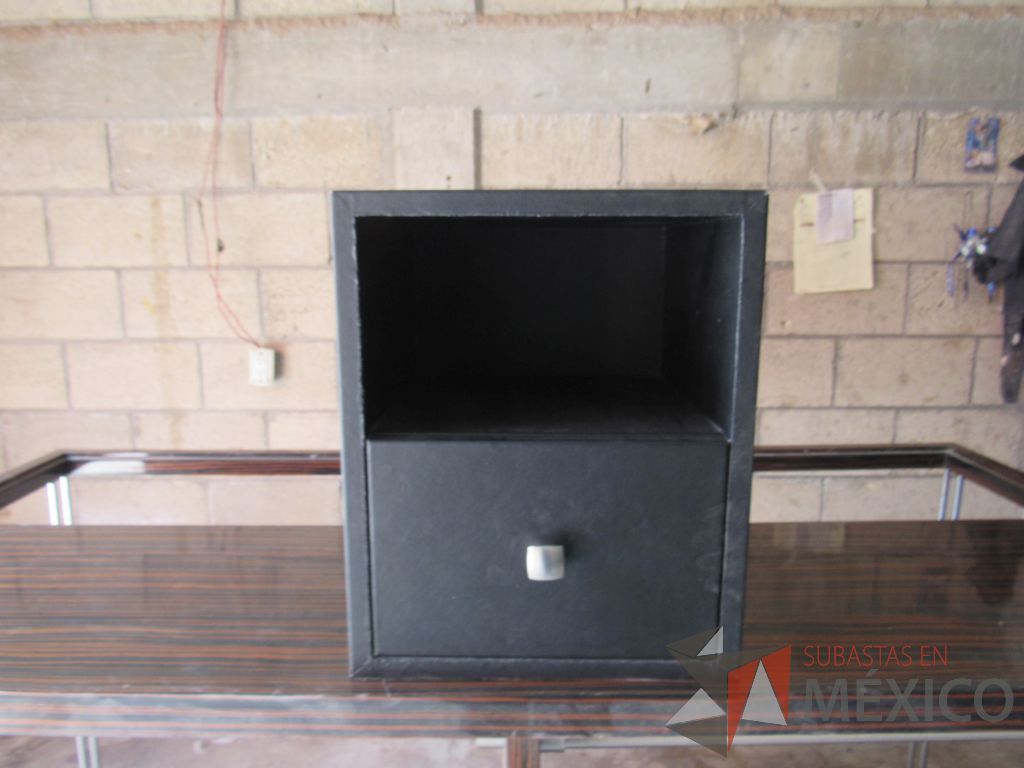 Lote 023 - Gabinete de 1 cajón tipo piel color negro