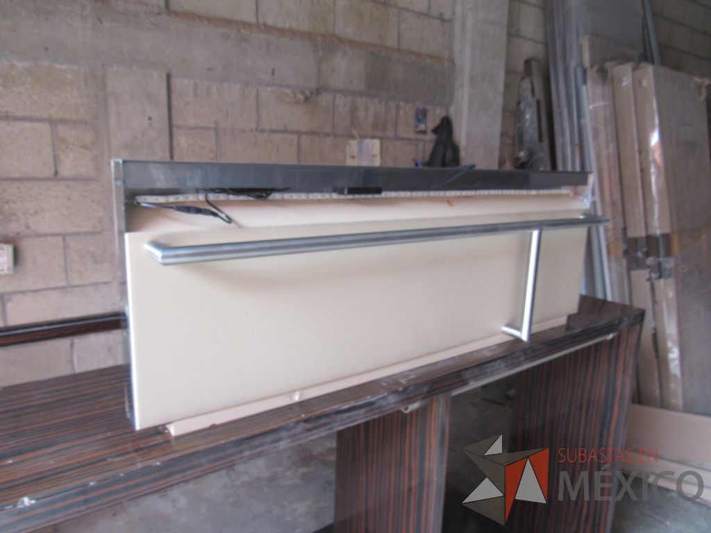 Lote 024 - 12 Repisas diferentes tamaños para empotrar con tubo metálico, cubierta tipo piel color beige y luz led - Imagen 7