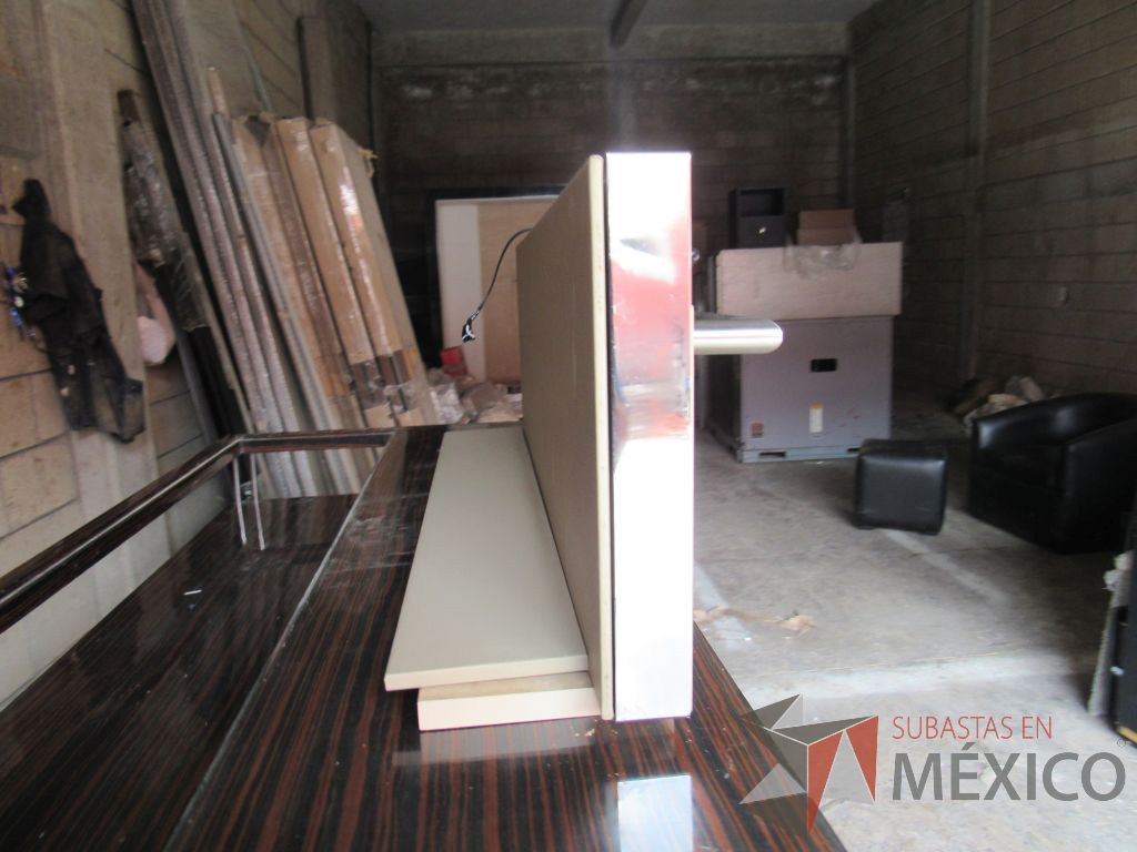 Lote 024 - 12 Repisas diferentes tamaños para empotrar con tubo metálico, cubierta tipo piel color beige y luz led - Imagen 10