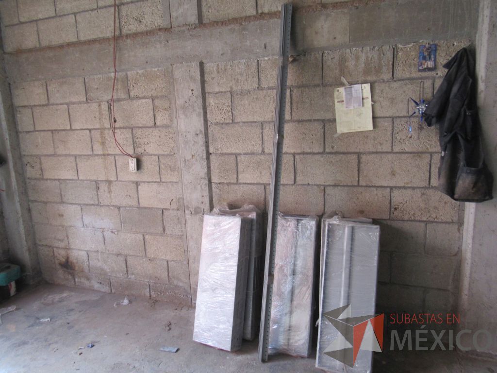 Lote 025 - 25 Perfiles metálicos para estante color negro y 18 Charolas metálicas color gris - Imagen 2