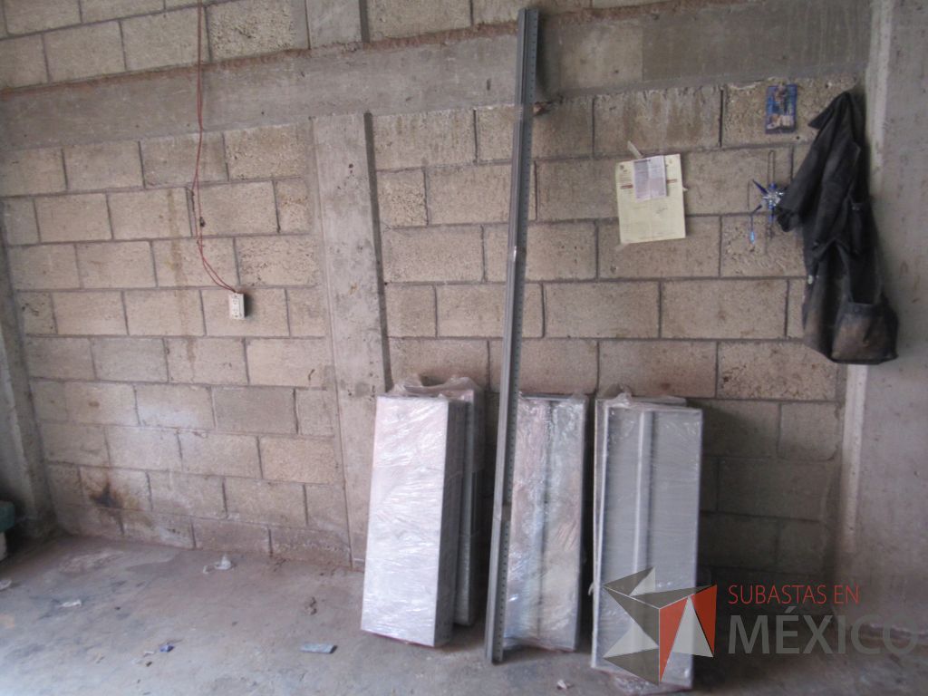 Lote 025 - 25 Perfiles metálicos para estante color negro y 18 Charolas metálicas color gris - Imagen 3