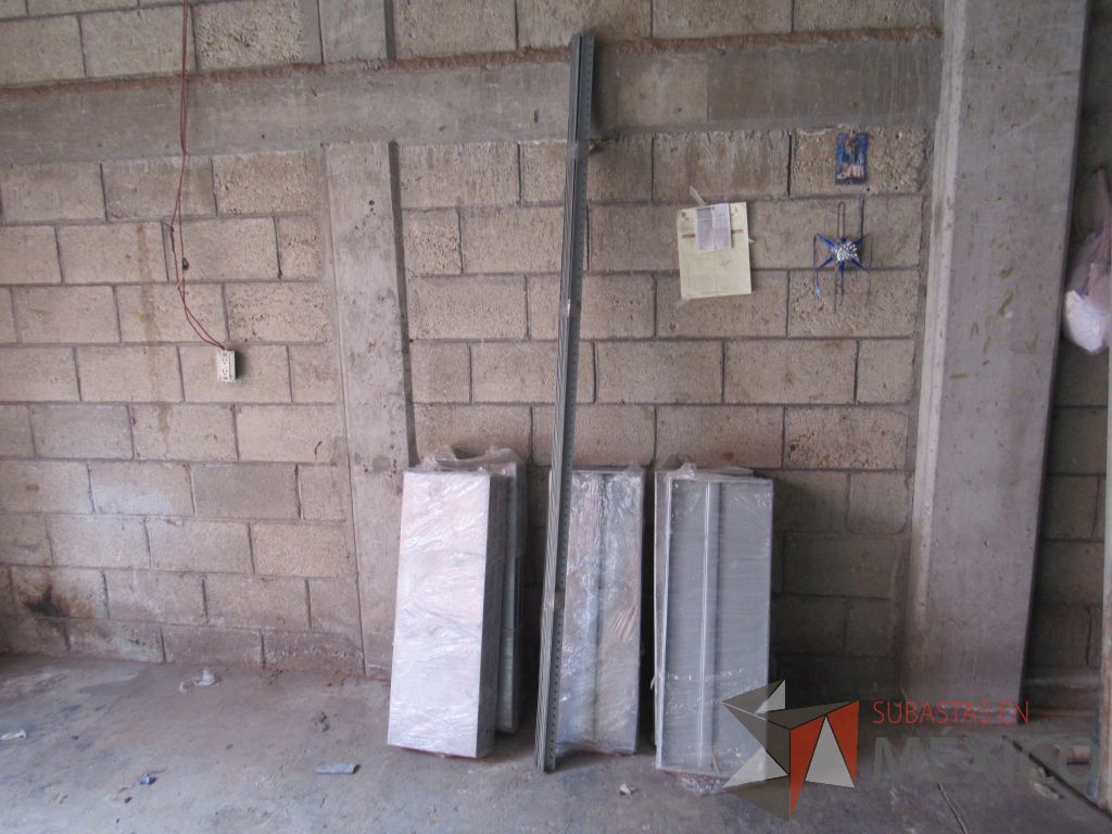 Lote 025 - 25 Perfiles metálicos para estante color negro y 18 Charolas metálicas color gris