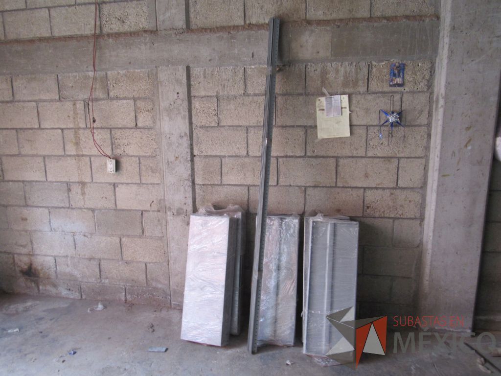 Lote 025 - 25 Perfiles metálicos para estante color negro y 18 Charolas metálicas color gris - Imagen 6