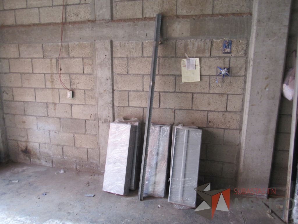 Lote 025 - 25 Perfiles metálicos para estante color negro y 18 Charolas metálicas color gris - Imagen 8