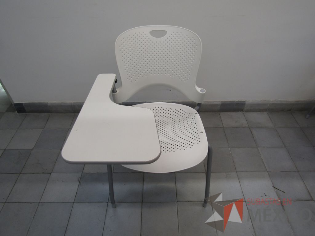 Lote 001 - 5 Sillas fijas con paleta, asiento y respaldo en plástico color blanco.