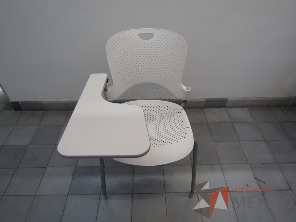 Lote 001 - 5 Sillas fijas con paleta, asiento y respaldo en plástico color blanco. - Imagen 2