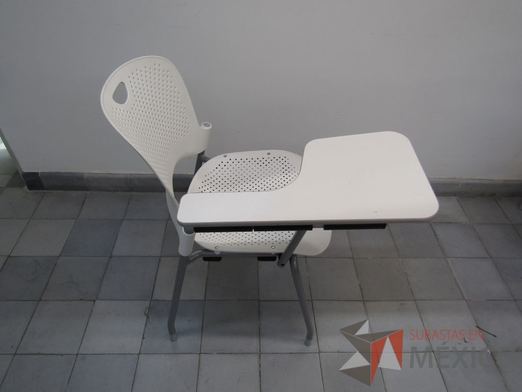 Lote 001 - 5 Sillas fijas con paleta, asiento y respaldo en plástico color blanco. - Imagen 3