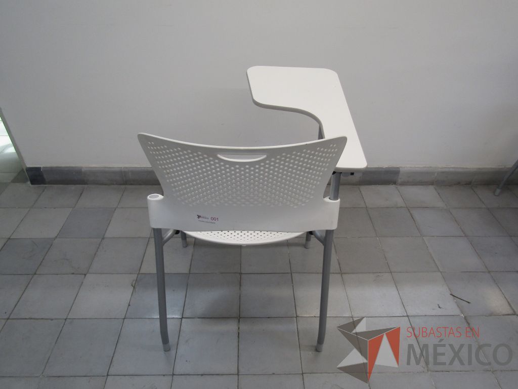 Lote 001 - 5 Sillas fijas con paleta, asiento y respaldo en plástico color blanco. - Imagen 4