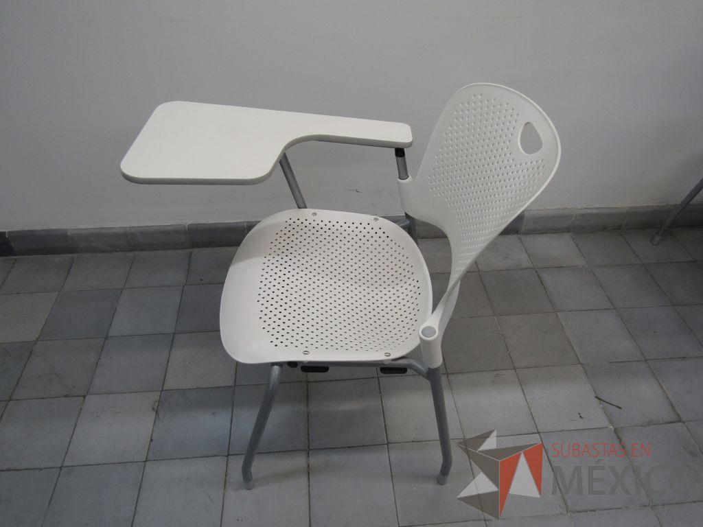 Lote 001 - 5 Sillas fijas con paleta, asiento y respaldo en plástico color blanco. - Imagen 5