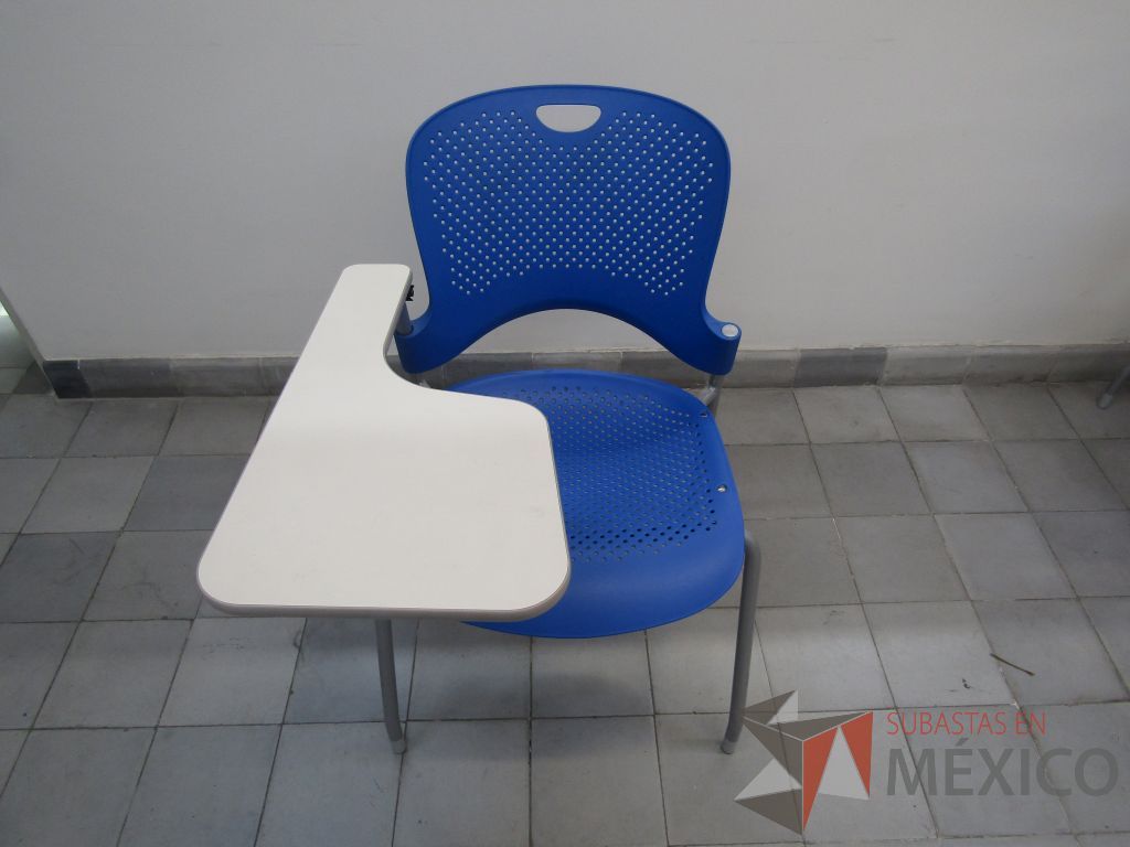 Lote 011 - 5 Sillas fijas con paleta, asiento y respaldo en plástico color azul