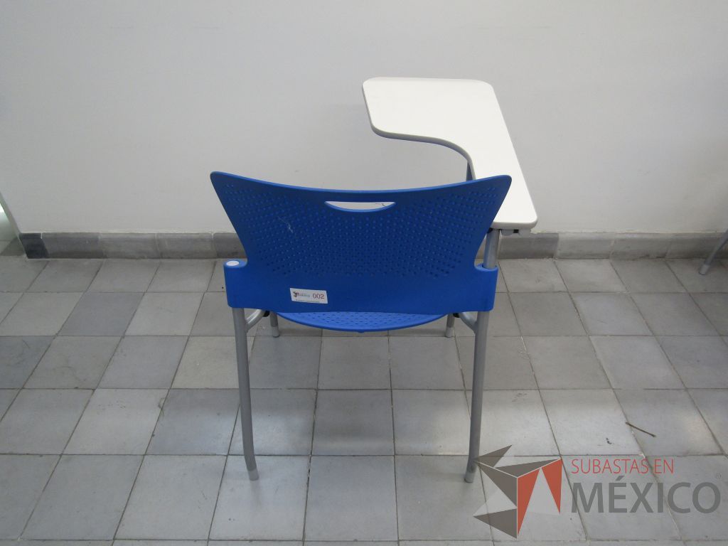 Lote 011 - 5 Sillas fijas con paleta, asiento y respaldo en plástico color azul - Imagen 3