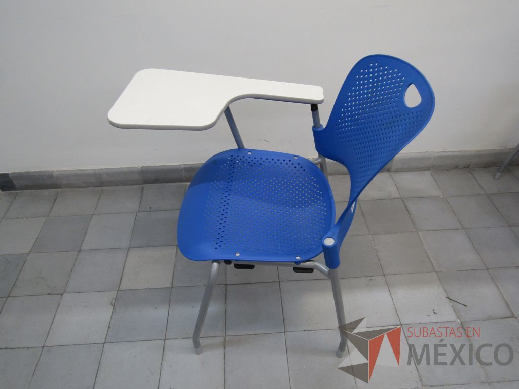 Lote 011 - 5 Sillas fijas con paleta, asiento y respaldo en plástico color azul - Imagen 4