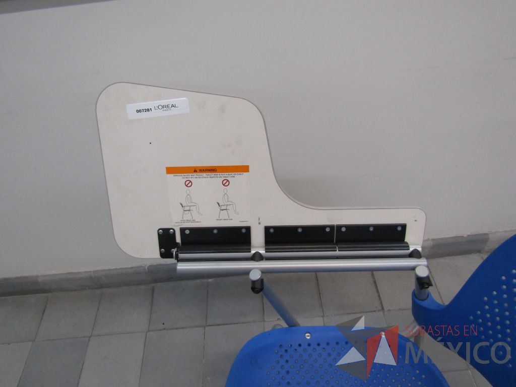 Lote 011 - 5 Sillas fijas con paleta, asiento y respaldo en plástico color azul - Imagen 6