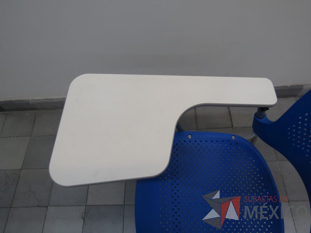 Lote 011 - 5 Sillas fijas con paleta, asiento y respaldo en plástico color azul - Imagen 7
