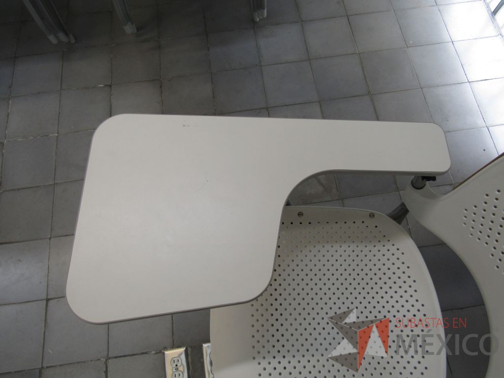 Lote 011 - 5 Sillas fijas con paleta, asiento y respaldo en plástico color azul - Imagen 8