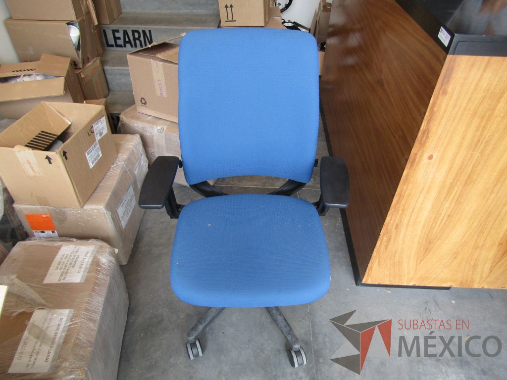 Lote 040 - Silla operativa con ruedas, asiento y respaldo en tela color azul