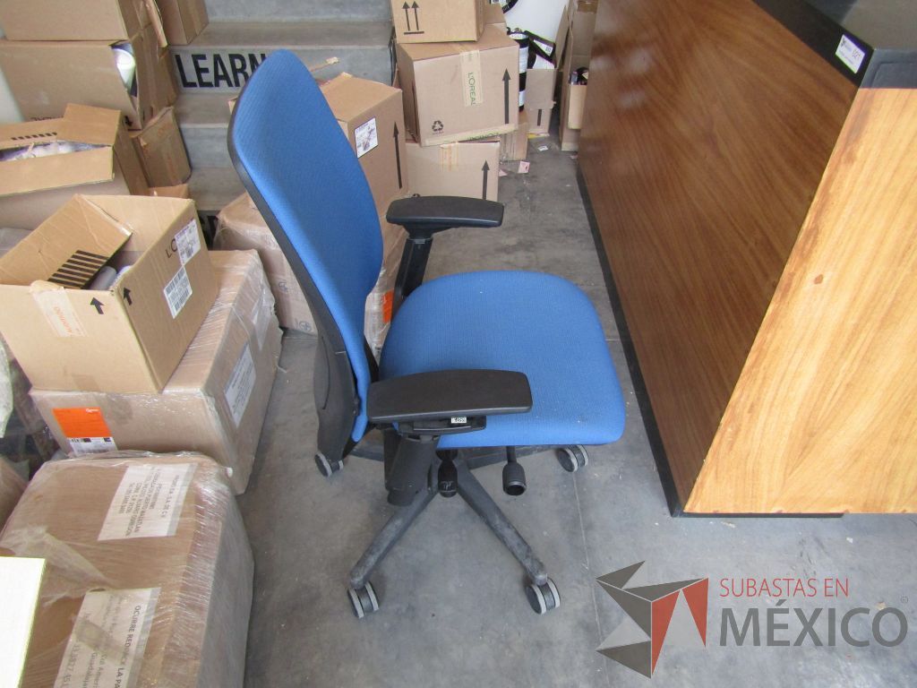 Lote 040 - Silla operativa con ruedas, asiento y respaldo en tela color azul - Imagen 2
