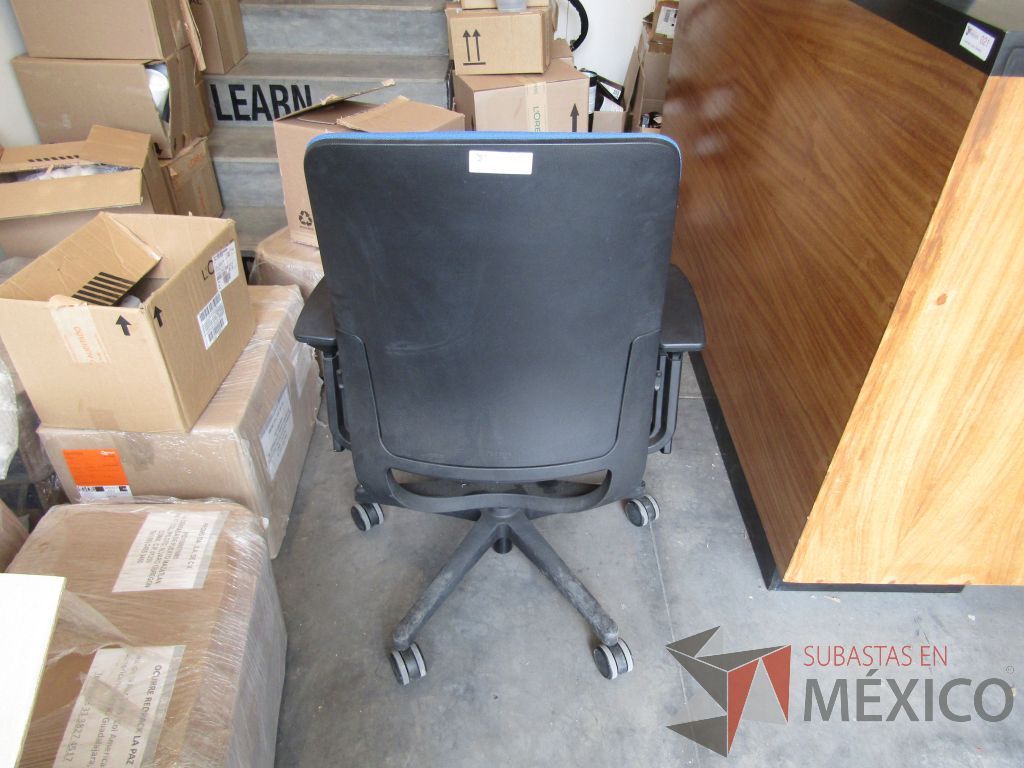 Lote 040 - Silla operativa con ruedas, asiento y respaldo en tela color azul - Imagen 3