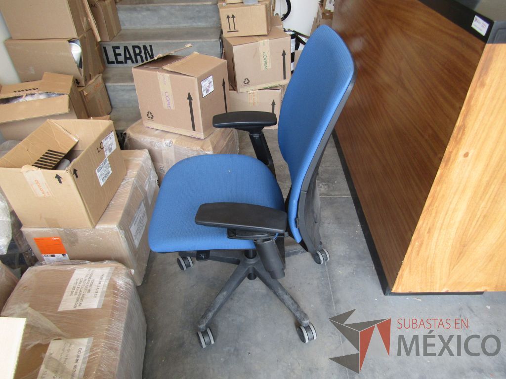 Lote 040 - Silla operativa con ruedas, asiento y respaldo en tela color azul - Imagen 4