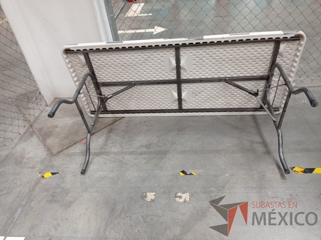 Lote 005 - 2 Tablones plegables de plástico y estructura de metal y patas - Imagen 3