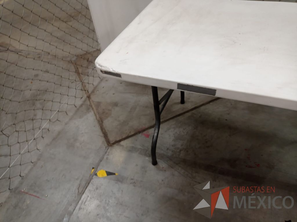 Lote 005 - 2 Tablones plegables de plástico y estructura de metal y patas - Imagen 5