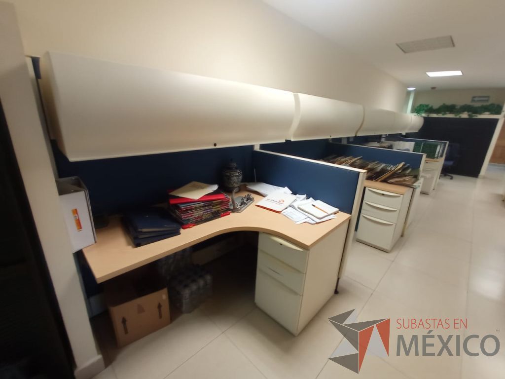 Lote 036 - Estación de trabajo lineal para 5 personas con 5 archiveros metálicos de 3 cajones y 5 gavetas con puerta corrediza - Imagen 4
