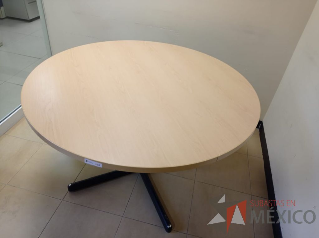 Lote 001 - Mesa de trabajo redonda con patas metálicas color beige - Imagen 3