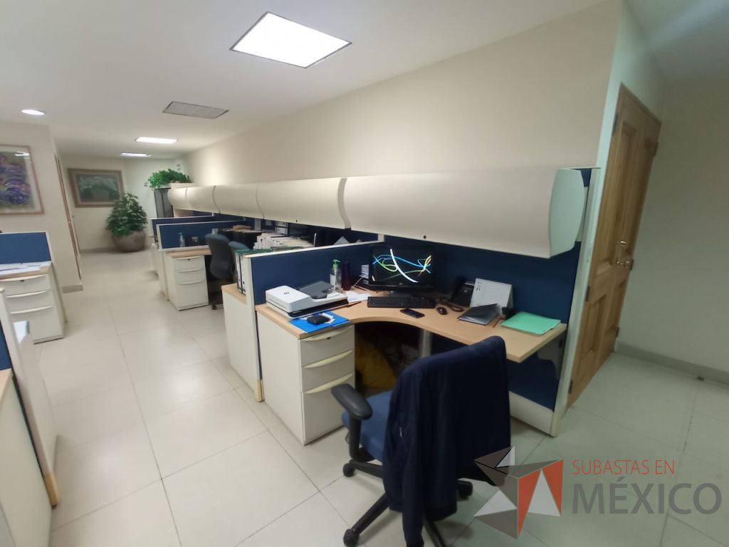 Lote 036 - Estación de trabajo lineal para 5 personas con 5 archiveros metálicos de 3 cajones y 5 gavetas con puerta corrediza - Imagen 5
