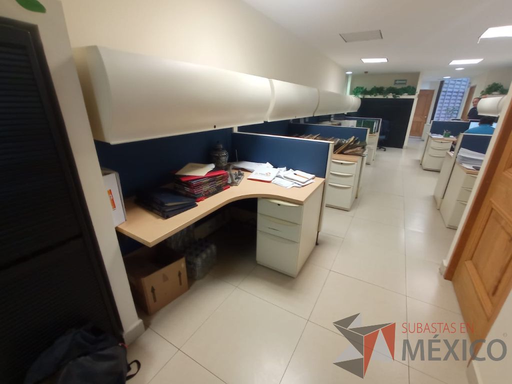 Lote 036 - Estación de trabajo lineal para 5 personas con 5 archiveros metálicos de 3 cajones y 5 gavetas con puerta corrediza - Imagen 6