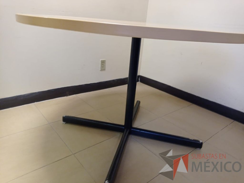 Lote 001 - Mesa de trabajo redonda con patas metálicas color beige - Imagen 6